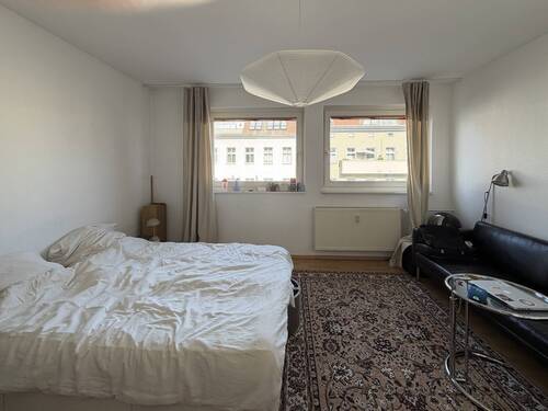 Zimmer zur Straße - 3 Zimmer Etagenwohnung in Berlin