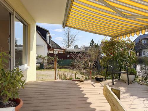 Zugang zum Stellplatz und seitlichem Garten - 