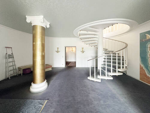 Treppe in das 1. OG - Einfamilienhaus mit 600,00 m&sup2; in Bonn zum Kaufen