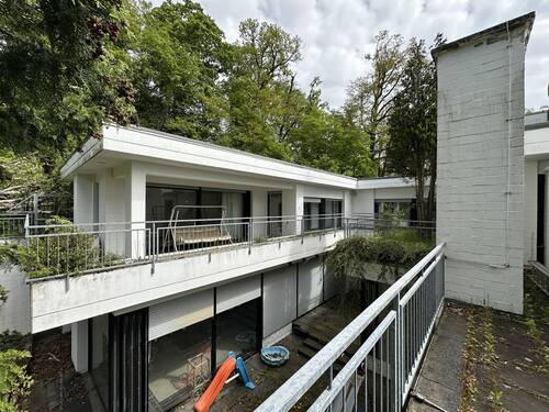 Hinteres Gebäudeteil mit Pool - 