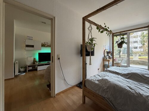 Helles Schlafzimmer mit Balkonzugang - Erdgeschoßwohnung mit 73,00 m&sup2; in Berlin zum Kaufen