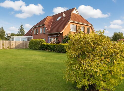 Außenansicht mit Rasen - 