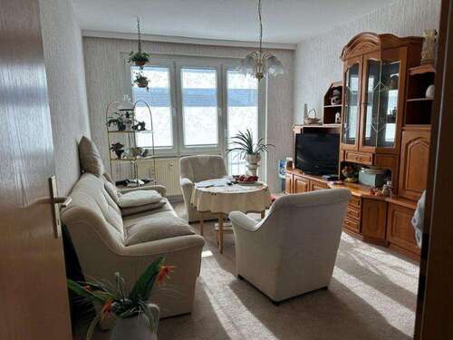 Wohnzimmer - Gepflegte 3 Zi.-Wohnung mit Balkon und Einbauküche