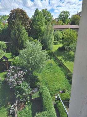 Blick in den Garten - 4 Zi.-Dachgeschosswohnung mit Gartennutzung