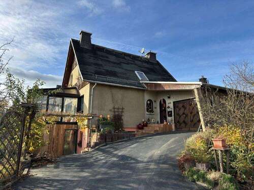 Ansicht mit Zufahrt - 5 Zimmer Einfamilienhaus in Saalburg-Ebersdorf