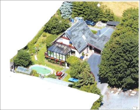 Luftaufnahme - Schönes Einfamilienhaus mit Wintergarten, Salzwasserpool, Blockheizkraftwerk usw.