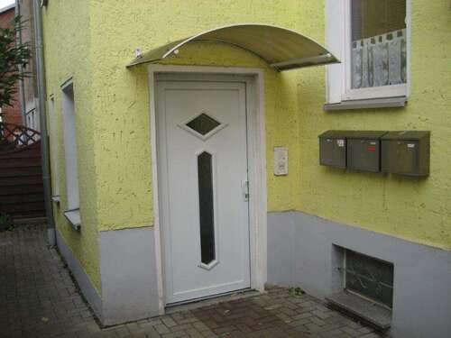Hauseingang - Dachgeschoßwohnung mit 52,00 m² in Saalfeld/Saale zur Miete