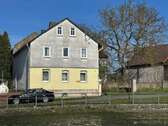 Ansicht (2) - sanierungsbedürftiges Bauernhaus mit sanierten Nebengebäude und großem Grundstück