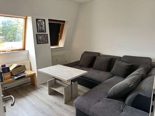 Wohnzimmer (1) - kleine gemütliche DG- Wohnung - 430,00&nbsp;EUR Kaltmiete, ca.&nbsp; 43,00&nbsp;m&sup2;&nbsp;Wohnfl&auml;che