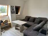 Wohnzimmer (1) - kleine gemütliche DG- Wohnung - 430,00&nbsp;EUR &nbsp;pro&nbsp; Monat Pauschalmiete, ca.&nbsp; 43,00&nbsp;m&sup2;&nbsp;Wohnfl&auml;che