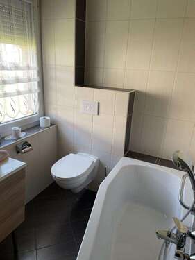 Bad mit Wanne und Dusche - Einfamilienhaus mit 110,00 m&sup2; in Sitzendorf zum Kaufen