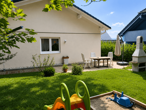 Sonniger Garten mit Terrasse und Spielbereich - 