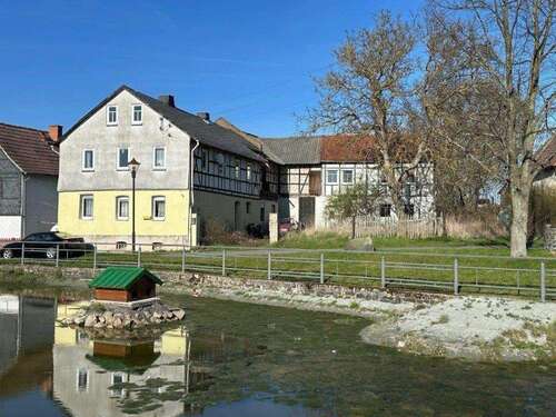 Außenansicht - sanierungsbedürftiges Bauernhaus mit teilsanierten Nebengebäude, Teich und großem Grundstück