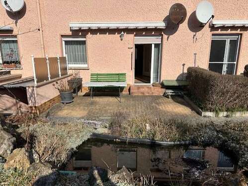 Terrasse und Teich - Solides kleines Reihenmittelhaus mit Terrasse