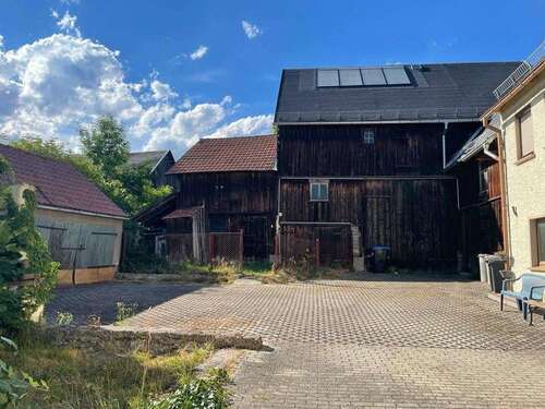 Hof mit Nebengebäuden - 