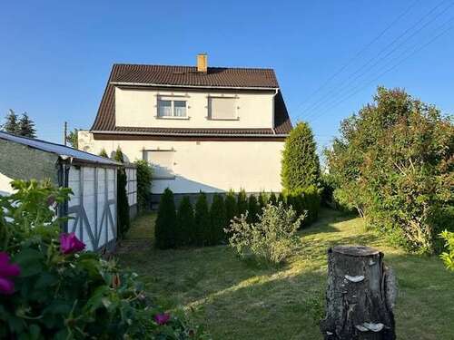 Ansicht (2) - Einfamilienhaus mit kleinem Nebengelass und großen Garten