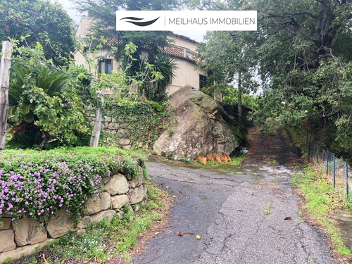 Zufahrt und Hausansicht - 