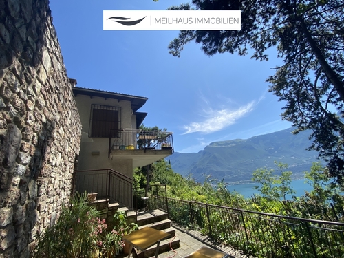 Seitenansicht mit Ausblick - 3 Zimmer Doppelhaushälfte in Bassanega di Tremosine