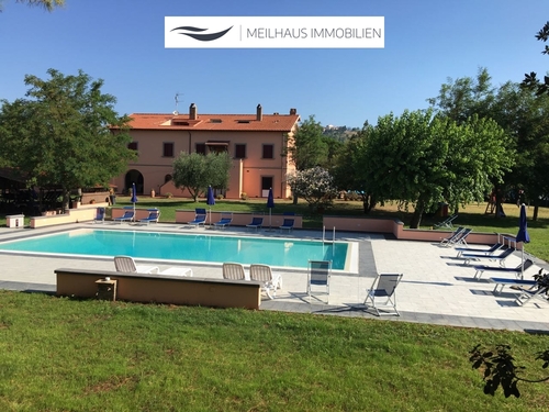 Hausansicht mit Pool - Landw. Anwesen zum Kaufen in Rosignano Marittimo