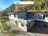 Hausansicht mit Terrasse - 