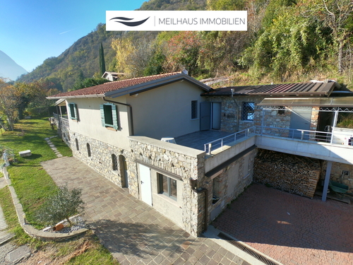 Hausansicht mit Terrasse - 