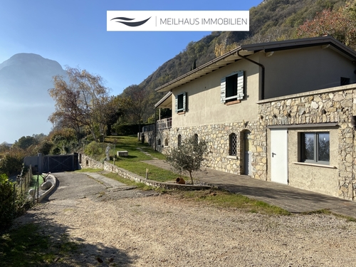 Hausansicht - Landhausvilla mit großem Grundstück und fantastischem Seeblick in Navazzo bei Gargnano!