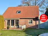 Hausansicht - HORN IMMOBILIEN ++ Haus mit 5 Zimmern, Pool und Einbauküche, nur 6 km bis Neubrandenburg