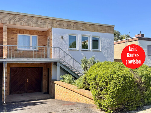 Hausansicht - HORN IMMOBILIEN ++ Neubrandenburg Oststadt ruhige Randlage Doppelhaushälfte