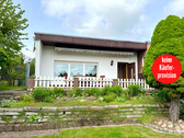 Hausansicht - HORN IMMOBILIEN ++ gepflegter Bungalow in ruhiger Lage mit Carport bei Neubrandenburg