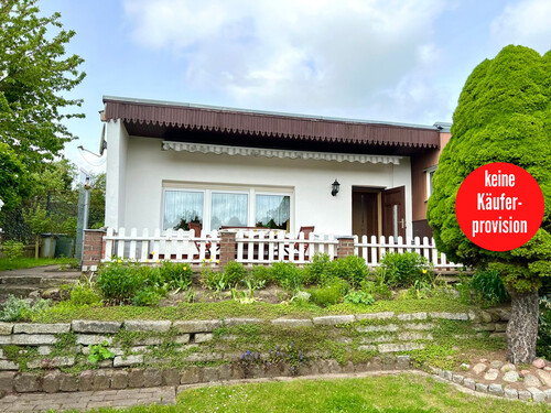 Hausansicht - HORN IMMOBILIEN ++ gepflegter Bungalow in ruhiger Lage mit Carport bei Neubrandenburg