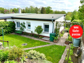 Hausansicht - HORN IMMOBILIEN ++ idyllischer Bungalow in ruhiger Lage bei Neubrandenburg