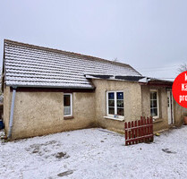 HORN IMMOBILIEN ++ sanierungsbedürftiges Einfamilienhaus in Alleinlage an der Bundesstraße - Zerrenthin