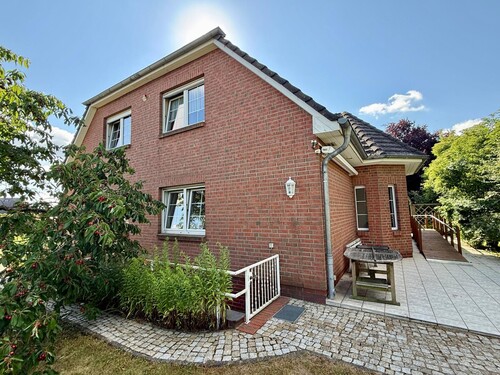 Giebelseite - Einfamilienhaus mit 220,00 m&sup2; in Neuendorf zum Kaufen