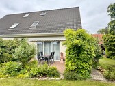 Hausansicht mit Terrasse - 