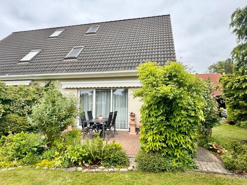 Hausansicht mit Terrasse - 