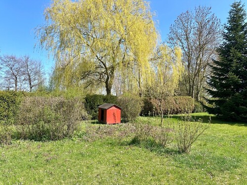 Grundstück mit Gartenpumpe - 