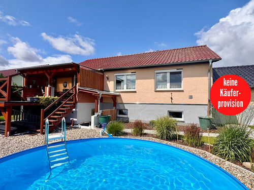 Haus mit Pool - HORN IMMOBILIEN ++ Altentreptow, Haus mit Garage, Doppelcarport, Pool und Einbauküche