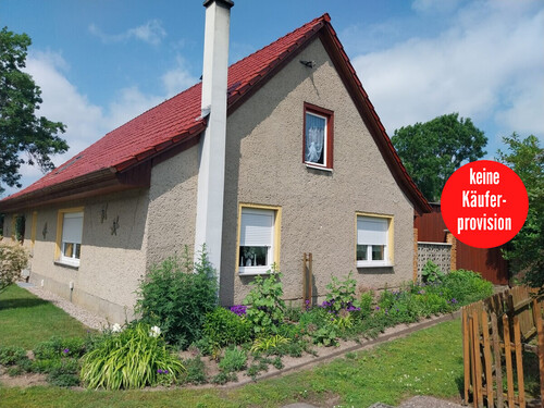 Hausansicht - HORN IMMOBILIEN ++ freistehendes Einfamilienhaus in Pasenow bei Woldegk