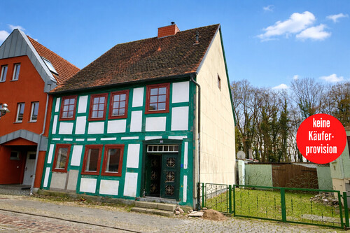 Stadthaus - HORN IMMOBILIEN++ Friedland, historisches Stadthaus mit 6 Zimmern, Kaminöfen, 2 Bädern und Garage