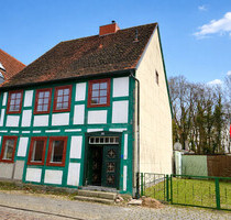 HORN IMMOBILIEN++ Friedland, historisches Stadthaus mit 6 Zimmern, Kaminöfen, 2 Bädern und Garage