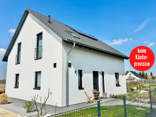 Hausansicht - HORN IMMOBILIEN + modernes Einfamilienhaus mit 5 Zimmern, 15 Minuten mit dem Auto bis Neubrandenburg