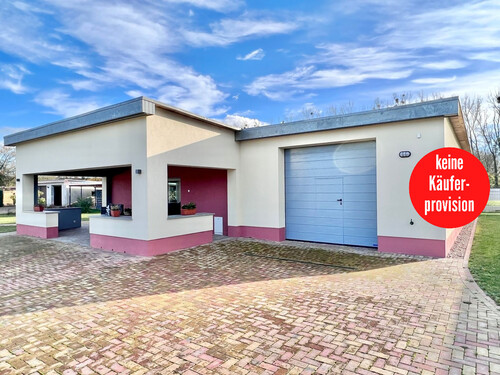 Hausansicht - HORN IMMOBILIEN ++ RESERVIERT! ebenerdig und behindertengerecht, Garage mit elektrischem Rolltor