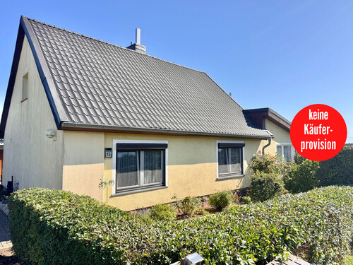 Hausansicht - HORN IMMOBILIEN + RESERVIERT! hübsches Haus bei Woldegk mit großem Grundstück in Randlage, Einbauküche + Garagen