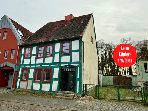 Stadthaus - HORN IMMOBILIEN++ Friedland, historisches Stadthaus mit 6 Zimmern, Kaminöfen, 2 Bädern und Garage