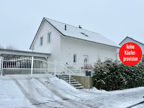 Hausansicht - HORN IMMOBILIEN ++ Neustrelitz großes tolles Einfamilienhaus mit vielen Extras auf großem Grundstück