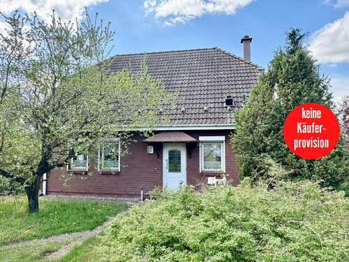 Hausansicht vom Grundstück - HORN IMMOBILIEN ++ Einfamilienhaus in Warlin bei Neubrandenburg