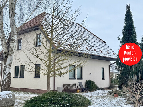 Hausansicht - HORN IMMOBILIEN ++ ca. 8 km bis Neubrandenburg ++ ein großes Haus mit 5 Zimmern