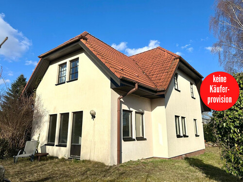Hausansicht - HORN IMMOBILIEN ++ ca. 8 km bis Neubrandenburg ++ ein großes Haus mit 5 Zimmern