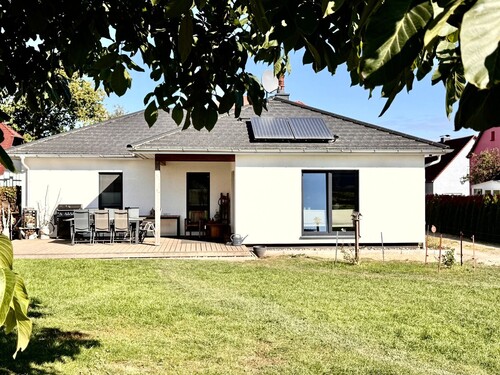 Hausansicht vom Grundstück aus - 