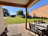 Terrasse mit Blick auf das Grundstück - 